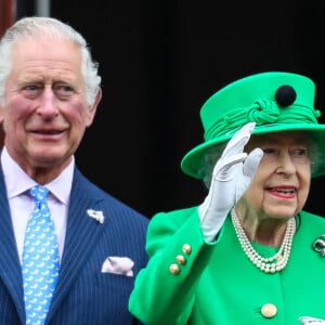 Le prince Charles, prince de Galles, la reine Elisabeth II d'Angleterre - La famille royale au balcon du palais de Buckingham lors de la parade de clôture de festivités du jubilé de la reine à Londres le 5 juin 2022.  Members of The Royal Family attend The Queen's Platinum Jubilee Pageant at Buckingham Palace, London, UK, on the 5th June 2022. 