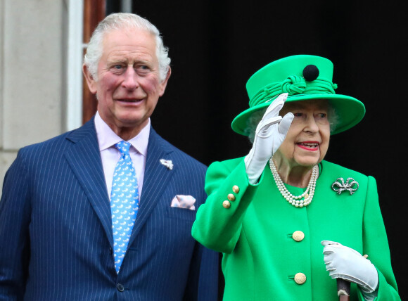 Le prince Charles, prince de Galles, la reine Elisabeth II d'Angleterre - La famille royale au balcon du palais de Buckingham lors de la parade de clôture de festivités du jubilé de la reine à Londres le 5 juin 2022.  Members of The Royal Family attend The Queen's Platinum Jubilee Pageant at Buckingham Palace, London, UK, on the 5th June 2022. 