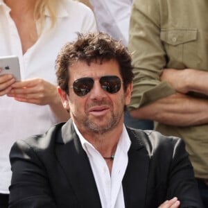 Patrick Bruel et son fils Léon, dans les tribunes lors des Internationaux de France de Tennis de Roland Garros 2022. Paris. © Dominique Jacovides/Bestimage