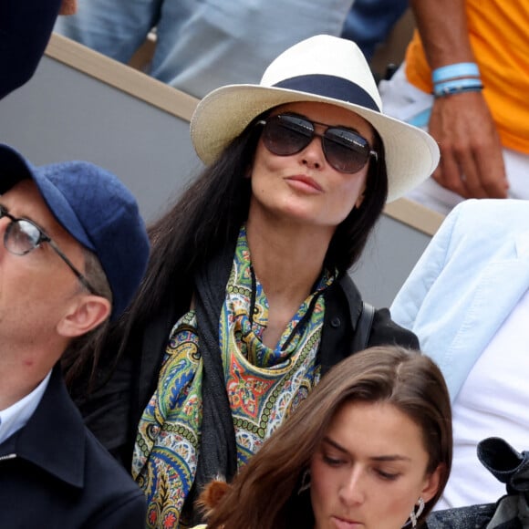 Demi Moore et son Chihuahua dans les tribunes lors des Internationaux de France de Tennis de Roland Garros 2022. Paris, le 5 juin 2022. © Dominique Jacovides/Bestimage