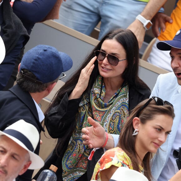 Demi Moore et son compagnon Daniel Humm, et Gad Elmaleh dans les tribunes lors des Internationaux de France de Tennis de Roland Garros 2022. Paris, le 5 juin 2022. © Dominique Jacovides/Bestimage