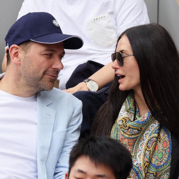 Demi Moore et son compagnon Daniel Humm dans les tribunes lors des Internationaux de France de Tennis de Roland Garros 2022. Paris, le 5 juin 2022. © Dominique Jacovides/Bestimage