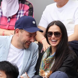 Demi Moore et son compagnon Daniel Humm dans les tribunes lors des Internationaux de France de Tennis de Roland Garros 2022. Paris, le 5 juin 2022. © Dominique Jacovides/Bestimage