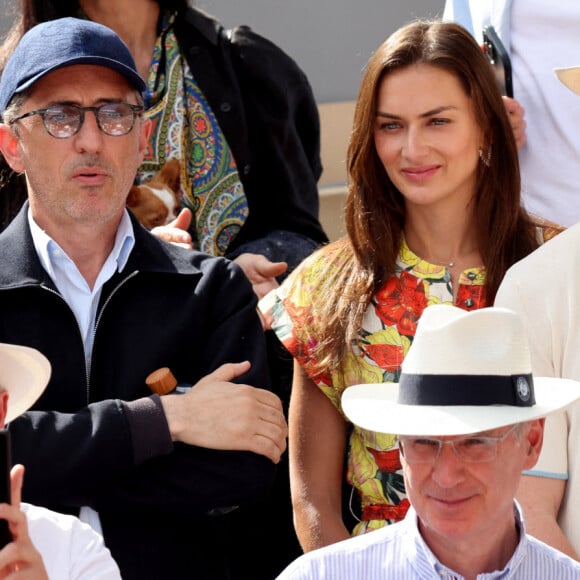 Demi Moore, Gad Elmaleh et son fils Noé Elmaleh dans les tribunes lors des Internationaux de France de Tennis de Roland Garros 2022. Paris, le 5 juin 2022. © Dominique Jacovides/Bestimage