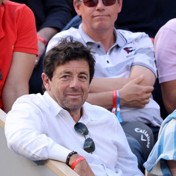 Patrick Bruel et son fils Léon - Célébrités dans les tribunes des internationaux de France de Roland Garros à Paris le 31 mai 2022. © Cyril Moreau - Dominique Jacovides/Bestimage 