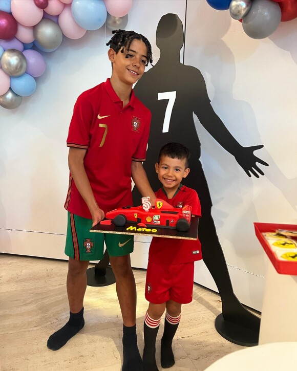 Les enfants de Cristiano Ronaldo fêtent les 5 ans d'Eva et Mateo.