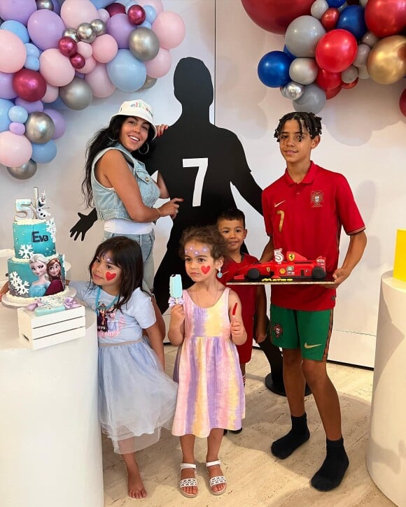 Les enfants de Cristiano Ronaldo fêtent les 5 ans d'Eva et Mateo.