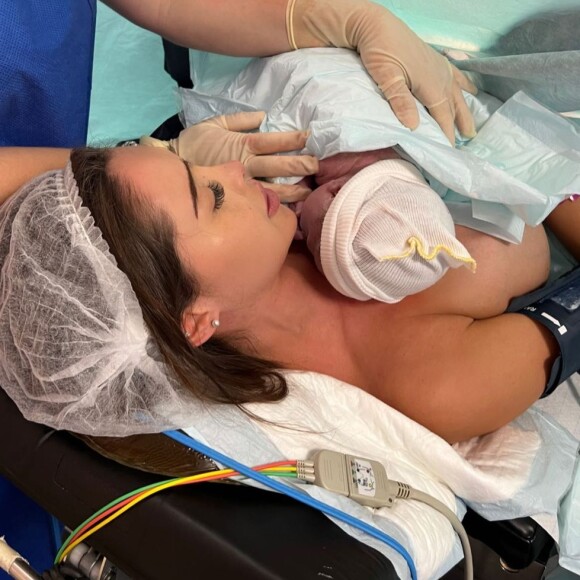 Nabilla Benattia maman pour la 2e fois, une photo en salle d'accouchement dévoilée