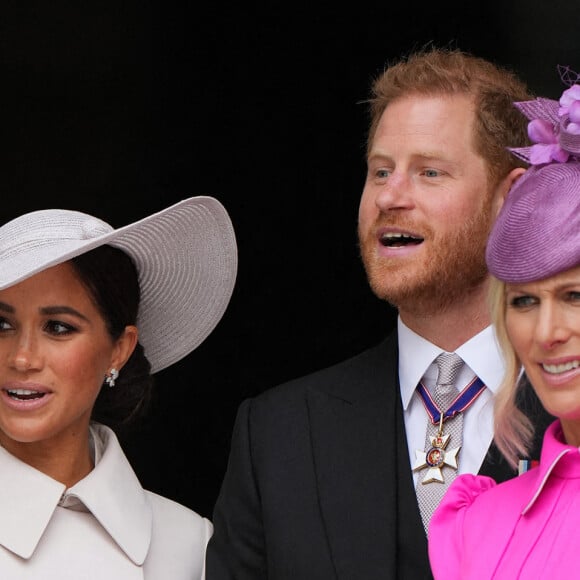 Le prince Harry, duc de Sussex, Meghan Markle, duchesse de Sussex, et Zara Phillips (Zara Tindall) - Les membres de la famille royale et les invités à la sortie de la messe du jubilé, célébrée à la cathédrale Saint-Paul de Londres, Royaume Uni, le 3 juin 2022. 