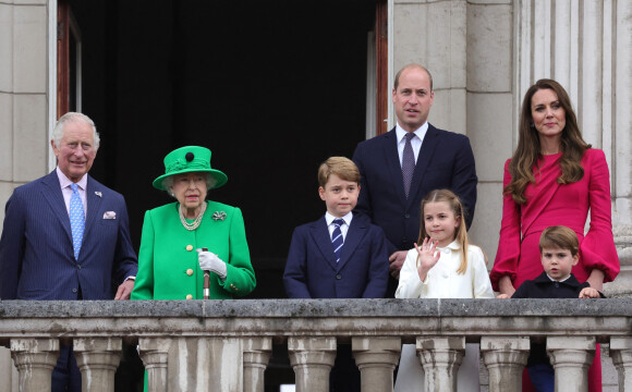 Le prince Charles, prince de Galles, La reine Elisabeth II d'Angleterre, le prince William, duc de Cambridge, Catherine Kate Middleton, duchesse de Cambridge et leurs enfants le prince George, la princesse Charlotte et le prince Louis - La famille royale regarde la grande parade qui clôture les festivités du jubilé de platine de la reine à Londres le 5 juin 2022. 