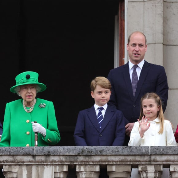 Le prince Charles, prince de Galles, La reine Elisabeth II d'Angleterre, le prince William, duc de Cambridge, Catherine Kate Middleton, duchesse de Cambridge et leurs enfants le prince George, la princesse Charlotte et le prince Louis - La famille royale regarde la grande parade qui clôture les festivités du jubilé de platine de la reine à Londres le 5 juin 2022. 