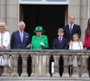Camilla Parker Bowles, duchesse de Cornouailles, Le prince Charles, prince de Galles, La reine Elisabeth II d'Angleterre, le prince William, duc de Cambridge, Catherine Kate Middleton, duchesse de Cambridge et leurs enfants le prince George, la princesse Charlotte et le prince Louis - La famille royale regarde la grande parade qui clôture les festivités du jubilé de platine de la reine à Londres le 5 juin 2022. 
