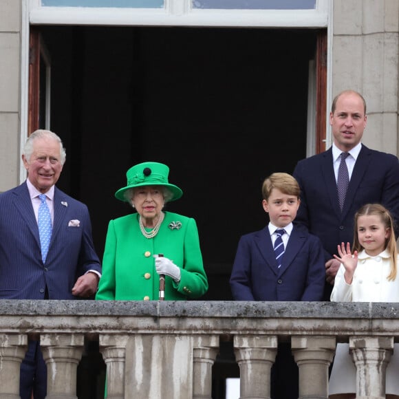 Camilla Parker Bowles, duchesse de Cornouailles, Le prince Charles, prince de Galles, La reine Elisabeth II d'Angleterre, le prince William, duc de Cambridge, Catherine Kate Middleton, duchesse de Cambridge et leurs enfants le prince George, la princesse Charlotte et le prince Louis - La famille royale regarde la grande parade qui clôture les festivités du jubilé de platine de la reine à Londres le 5 juin 2022. 