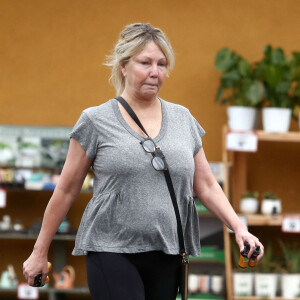 Exclusif - Heather Locklear a acheté des vitamines dans une pharmacie de Los Angeles, le 19 mai 2022.