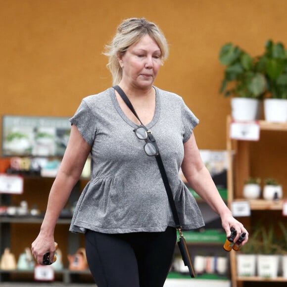 Exclusif - Heather Locklear a acheté des vitamines dans une pharmacie de Los Angeles, le 19 mai 2022.