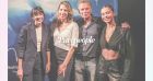 Maud Fontenoy et Nolwenn Leroy rayonnantes entourées d'enfants, face à Léa Elui
