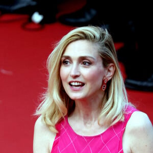 Julie Gayet - Montée des marches du film " L'Innocent " lors du 75ème Festival International du Film de Cannes. Le 24 mai 2022 © Dominique Jacovides / Bestimage 