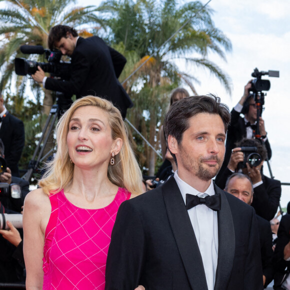 Julie Gayet, Raphael Personnaz, Louise Bourgoin - Montée des marches du film " L'Innocent " lors du 75ème Festival International du Film de Cannes. Le 24 mai 2022 © Olivier Borde / Bestimage 