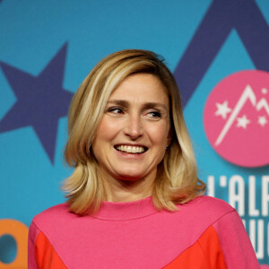 Julie Gayet - Photocall de la soirée lors de la 25ème édition du Festival international du film de comédie de l'Alpe d'Huez le 18 janvier 2022. © Dominique Jacovides / Bestimage 