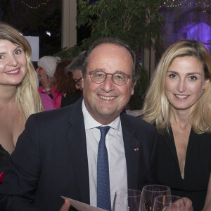 Julie Gayet au photocall de la soirée de gala au profit de la lutte contre le cancer du sein organisée par l'association Courir pour elles au château de Chapeau Cornu, le 08 octobre 2021, à Vignieu dans l'Isère, France. © Sandrine Thesillat / Panoramic / Bestimage