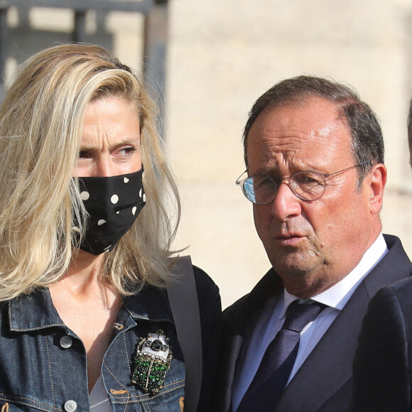 Julie Gayet et son compagnon François Hollande - Sorties des obsèques de Florence Rogers-Pinault en l'Église Saint-Sulpice à Paris, le 8 septembre 2021.