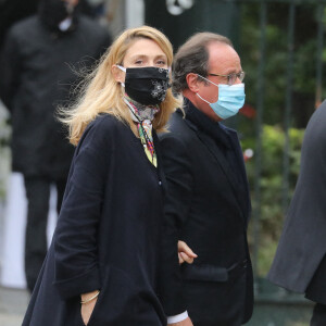 François Hollande et sa compagne Julie Gayet - Arrivées - Les obsèques de Juliette Gréco en l'église Saint-Germain-des-Prés, à Paris le 5 octobre 2020. © Jacovides-Moreau / BESTIMAGE 