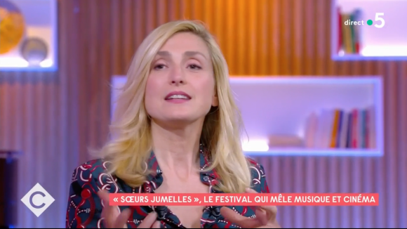 Fraîchement mariée à François Hollande, Julie Gayet s'affiche avec son alliance dans l'émission "C à Vous"