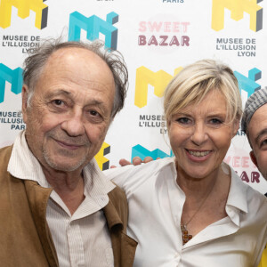 Exclusif - Chantal Ladesou et son mari Michel Ansault et Jean-Louis Barcelona - Soirée "Just an Illusion" au musée de l'Illusion à Paris le 8 juin 2022. Vous allez rétrécir, marcher au plafond ou flotter dans l'espace.... Une expérience inédite dans un monde où tout est possible. Hier soir, S. Sisley et son équipe de l'agence Sandra and Co réunissaient le tout Paris pour un moment fascinant au coeur du musée des illusions ou tous vos sens sont chamboulés. Une soirée sous le signe du rêve et de l'utopie, pour célébrer cet évènement. Au Musée de l'Illusion, on y vient pour s'amuser, découvrir et surtout laisser grandir en nous cette envie d'être émerveillé. © Jérémy Melloul/Bestimage 