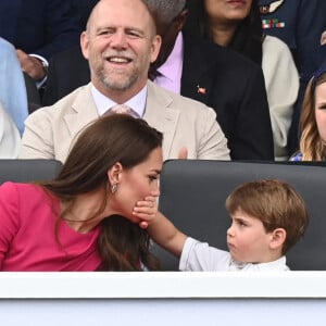 Boris Johnson, Kate Catherine Middleton, duchesse de Cambridge et leurs enfants, le prince Louis, Mike Tindall, Mia Tindall - La famille royale d'Angleterre lors de la parade devant le palais de Buckingham, à l'occasion du jubilé de la reine d'Angleterre