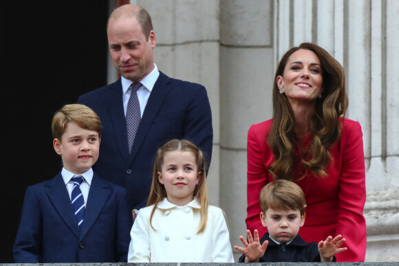 le prince William, duc de Cambridge, Catherine Kate Middleton, duchesse de Cambridge et leurs enfants le prince George, la princesse Charlotte et le prince Louis - La famille royale au balcon du palais de Buckingham lors de la parade de clôture de festivités du jubilé de la reine à Londres le 5 juin 2022.  Members of The Royal Family attend The Queen's Platinum Jubilee Pageant at Buckingham Palace, London, UK, on the 5th June 2022. 