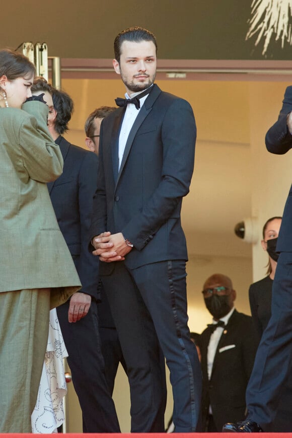 Jules Benchetrit - Montée des marches du film " De son vivant " lors du 74ème Festival International du Film de Cannes. Le 10 juillet 2021 © Borde-Jacovides-Moreau / Bestimage
