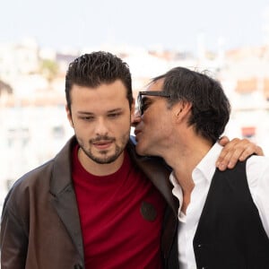 Jules Benchetrit (fils de Samuel Benchetrit et Marie Trintignant), Samuel Benchetrit (réalisateur) au photocall du film Cette musique ne joue pour personne (Cannes première) lors du 74ème festival international du film de Cannes le 10 juillet 2021 © Borde / Jacovides / Moreau / Bestimage