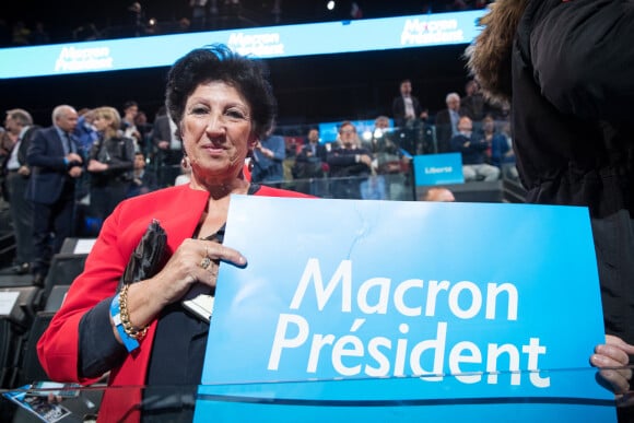 Françoise Noguès-Macron (mère Emmanuel Macron) - La famille, les amis et soutiens d'Emmanuel Macron dans les tribunes lors du grand meeting d'Emmanuel Macron, candidat d'En Marche! à l'élection présidentielle 2017, à l'AccorHotels Arena à Paris, France, le lundi 17 avril 2017