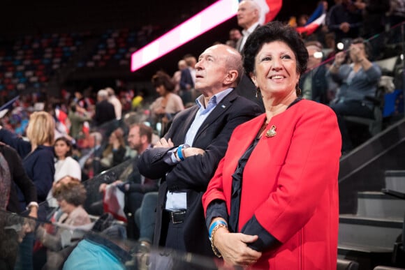 Gérard Collomb et Françoise Noguès-Macron (mère Emmanuel Macron) - La famille, les amis et soutiens d'Emmanuel Macron dans les tribunes lors du grand meeting d'Emmanuel Macron, candidat d'En Marche! à l'élection présidentielle 2017, à l'AccorHotels Arena à Paris, France, le lundi 17 avril 2017