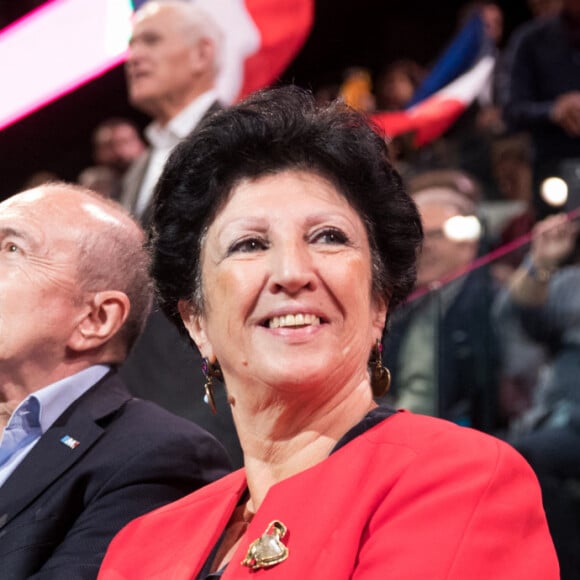 Gérard Collomb et Françoise Noguès-Macron (mère Emmanuel Macron) - La famille, les amis et soutiens d'Emmanuel Macron dans les tribunes lors du grand meeting d'Emmanuel Macron, candidat d'En Marche! à l'élection présidentielle 2017, à l'AccorHotels Arena à Paris, France, le lundi 17 avril 2017