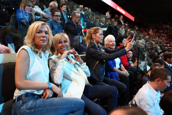 Brigitte Macron et ses filles Laurence Auzière Jourdan (cardiologue) et Tiphaine Auzière (avocate), Line Renaud, Françoise Noguès-Macron (la mère d'Emmanuel Macron) - La famille, les amis et soutiens d'Emmanuel Macron dans les tribunes lors du grand meeting d'Emmanuel Macron à l'AccorHotels Arena à Paris, le lundi 17 avril 2017