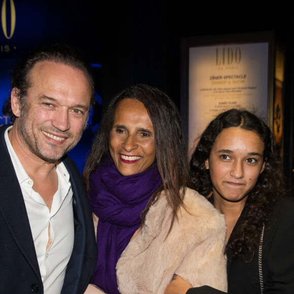 Exclusif - Vincent Perez et sa femme Karine Silla et leur fille Tess Perez - Arrivées à l'avant-première du film "J'accuse" au cinéma UGC Normandie à Paris le 12 novembre 2019.