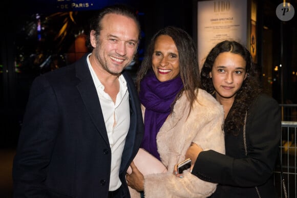 Exclusif - Vincent Perez et sa femme Karine Silla et leur fille Tess Perez - Arrivées à l'avant-première du film "J'accuse" au cinéma UGC Normandie à Paris le 12 novembre 2019. 