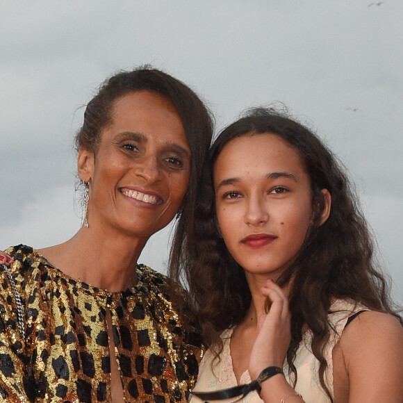 Karine Silla-Perez et sa fille Tess - Photocall sur le tapis rouge du festival du film de Cabourg le 16 juin 2018. © Coadic Guirec / Bestimage