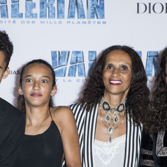 Vincent Perez avec sa femme Karine Silla et leurs enfants Iman, Tess et Pablo - Avant-première du film "Valérian et la Cité des mille planètes" de L. Besson à la Cité du Cinéma à Saint-Denis, le 25 juillet 2017. © Olivier Borde/Bestimage