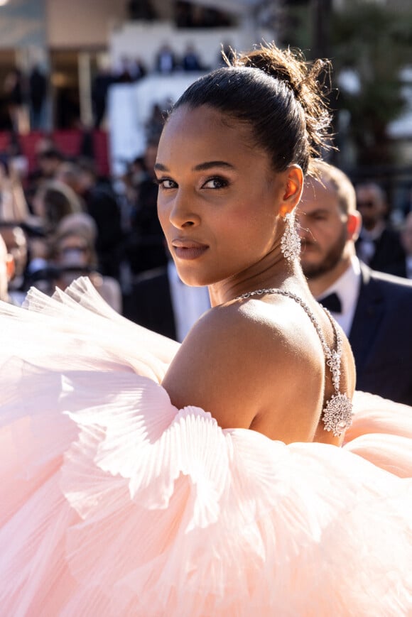 Exclusif - Cindy Bruna - Arrivées à la montée des marches du film " Armageddon Time " lors du 75ème Festival International du Film de Cannes. Le 19 mai 2022 © Unique Agency / Bestimage 