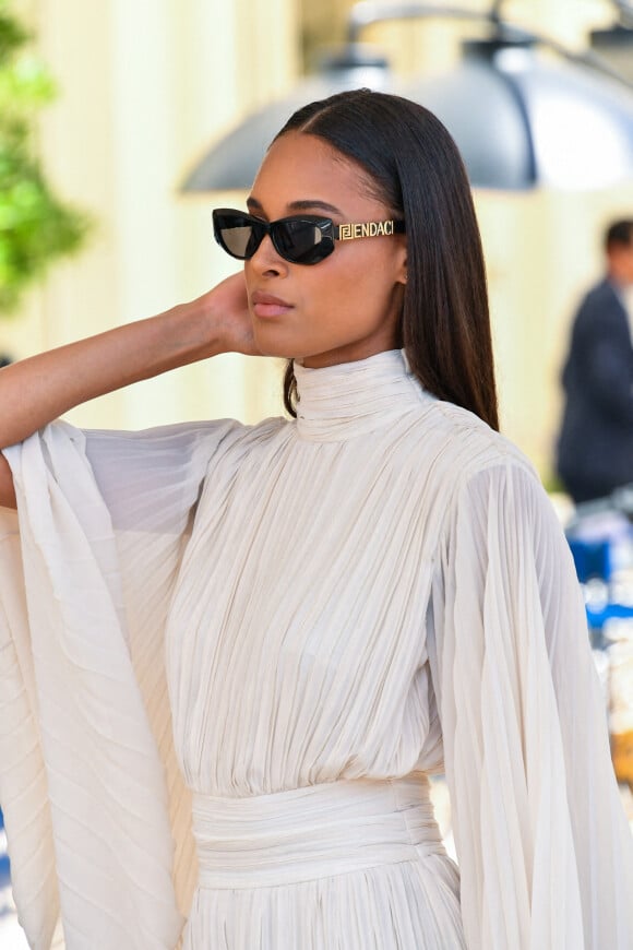 Cindy Bruna - People à la sortie de l'hôtel Martinez lors du 75ème Festival International du Film de Cannes le 18 mai 2022 © SGP / Bestimage 