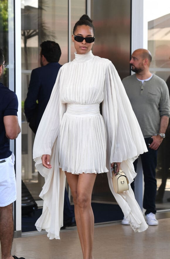 Cindy Bruna à la sortie de l'hôtel "Martinez" lors du 75ème Festival International du Film de Cannes le 18 mai 2022