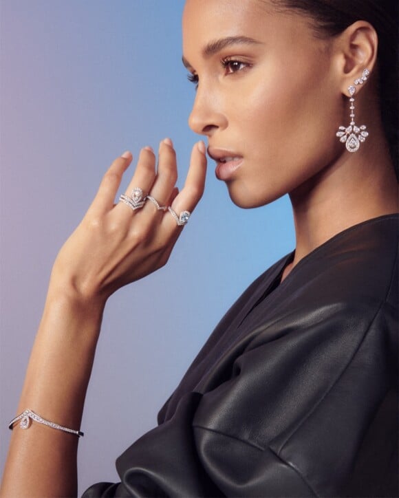 Cindy Bruna porte la nouvelle collection "Josephine" de la maison Chaumet.