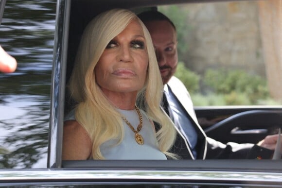 Donatella Versace arrive au mariage de Britney Spears et Sam Asghari à Los Angeles, le 9 juin 2022.