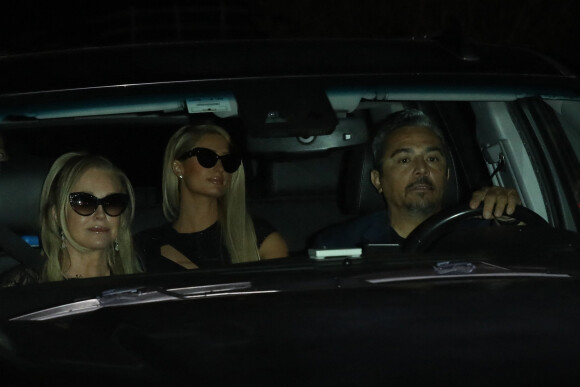 Paris Hilton et sa mère Kathy à la sortie du mariage de Britney Spears et Sam Asghari à Los Angeles, le 9 juin 2022.