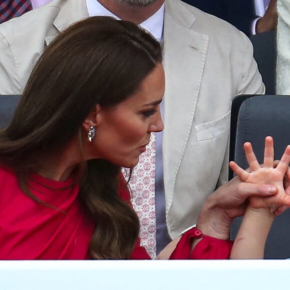 Le prince Louis de Cambridge et Catherine Kate Middleton, duchesse de Cambridge - La famille royale au balcon du palais de Buckingham lors de la parade de clôture de festivités du jubilé de la reine à Londres le 5 juin 2022. 