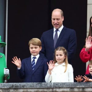 La reine Elisabeth II, le prince William, duc de Cambridge, Kate Catherine Middleton, duchesse de Cambridge, et leurs enfants le prince George, la princesse Charlotte et le prince Louis - La famille royale d'Angleterre au balcon du palais de Buckingham, à l'occasion du jubilé de la reine d'Angleterre. Le 5 juin 2022 