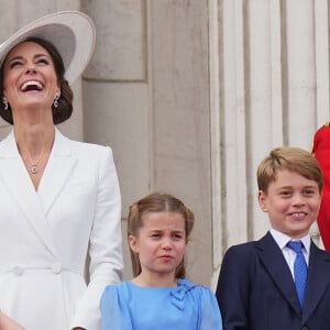 Catherine Kate Middleton, duchesse de Cambridge avec ses enfants le prince Louis, la princesse Charlotte et le prince George - Les membres de la famille royale regardent le défilé Trooping the Colour depuis un balcon du palais de Buckingham à Londres lors des célébrations du jubilé de platine de la reine le 2 juin 2022. 