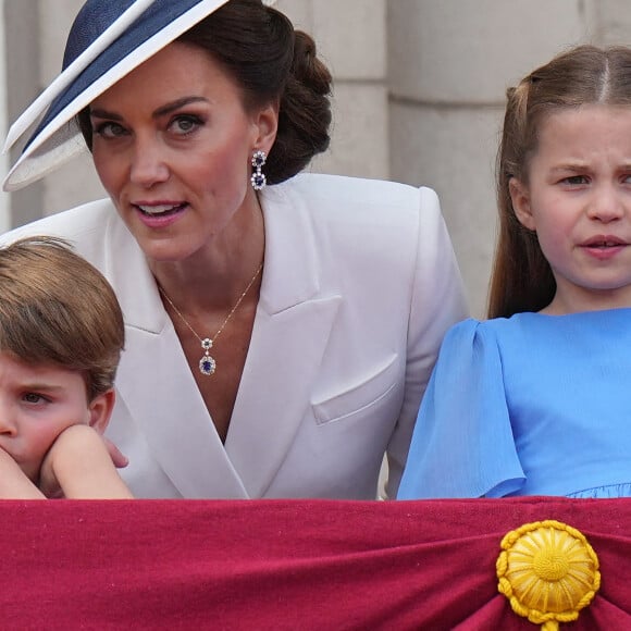 Catherine Kate Middleton, duchesse de Cambridge, le prince Louis et la princesse Charlotte - Les membres de la famille royale regardent le défilé Trooping the Colour depuis un balcon du palais de Buckingham à Londres lors des célébrations du jubilé de platine de la reine le 2 juin 2022. 